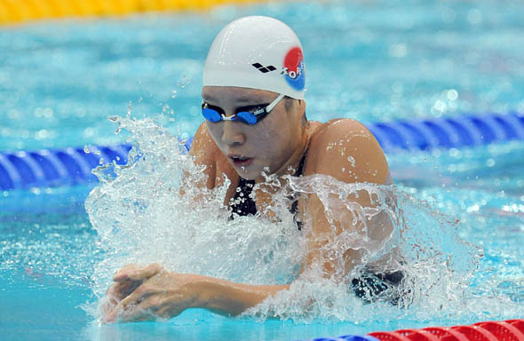 14일 오전 베이징 올림픽수영센터(olympic aquatics center)에서 열린 수영 여자 평영 200m 준결승전에 출전한 정슬기가 역영을 하고 있다.정선수는 2분26초83을 기록, 8명이 진출하는 결승행에 실패했다.베이징/올림픽사진공동취재단