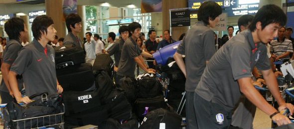 올림픽 축구대표팀 입국 = 2008 베이징올림픽에 출전했던 축구대표팀 선수들이 14일 오후 영종도 인천공항을 통해 입국하고 있다. 대표팀은 조별리그 D조 최종전에서 온두라스를 1-0으로 꺾었지만 조 3위에 머물며 8강 진출에는 실패했다. 영종도/연합뉴스