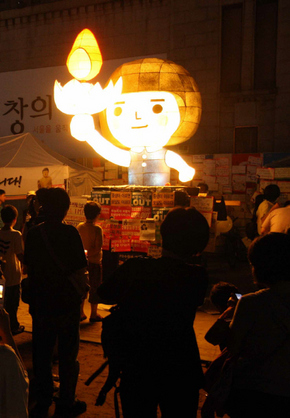 지난달 5일 밤 서울 시청 앞 광장에서 열린 촛불 집회에 참석한 학생ㆍ시민들이 대형 촛불소녀 모형 앞에서 사진촬영을 하고 있다. 신소영 기자 <A href="mailto:viator@hani.co.kr">viator@hani.co.kr</A>