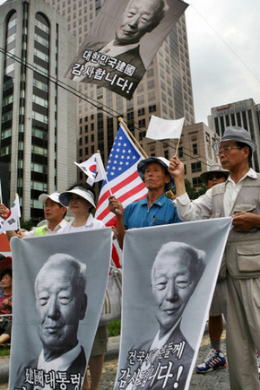 뉴라이트 전국연합, 국민행동본부 등 보수단체 회원들이 15일 오전 서울 청계광장에서 이승만 전 대통령의 얼굴이 인쇄된 펼침막과 태극기·성조기 등을 들고 ‘이승만 건국 대통령님 감사합니다’라는 주제로 ‘건국 60주년’ 기념 행사를 열고 있다.  김명진 기자 littleprince@hani.co.kr
