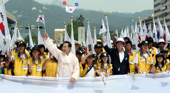 광화문서 ‘미래대행진’ / 이명박 대통령이 15일 오전 ‘국토대장정 미래대행진’에 참석해 서울 광화문에서 시청앞 광장까지 행진하며 태극기를 흔들고 있다.  
 김종수 기자 jongsoo@hani.co.kr