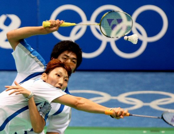 17일 베이징공과대학 체육관에서 열린 올림픽 배드민턴 혼합복식 결승 한국-인도네시아 전에서 이용대가 상대팀의 공격을 받아 넘기고 있다. 한국 이용대-이효정, 인도네시아 위디안토-릴리야나.  (베이징=연합뉴스)