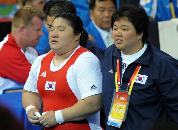 장미란 선수가 여자 역도 75kg 이상급에서 우승한 뒤 김도희 여자 대표팀 코치(오른쪽)와 함께 걸어가고 있다.  베이징/올림픽사진공동취재단