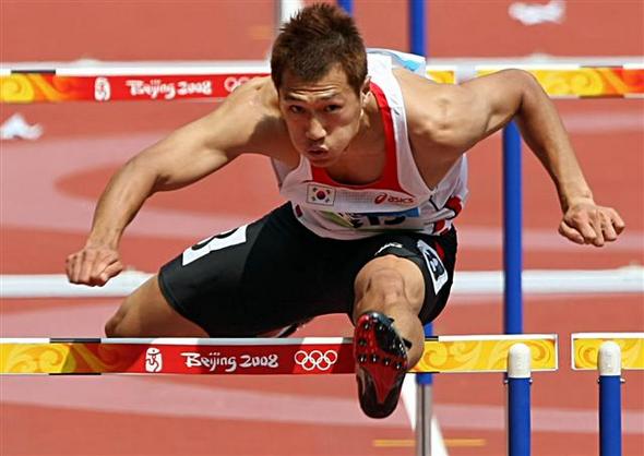 한국의 이정준이 18일 열린 육상 110ｍ 허들 예선 1회전에서 힘차게 장애물을 뛰어넘고 있다.  베이징/연합뉴스