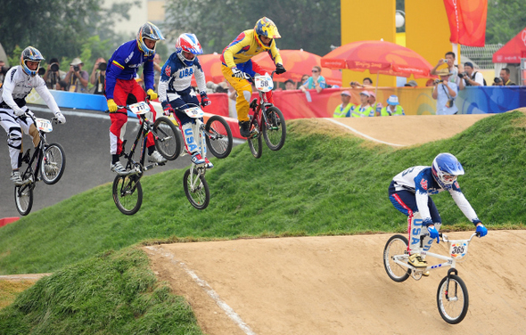 이번 올림픽부터 정식 종목이 된 BMX(자전거 난코스 경주) 경기에 참가한 선수들이 20일 가파른 언덕길에서 점프를 하고 있다. 베이징/올림픽사진공동취재단