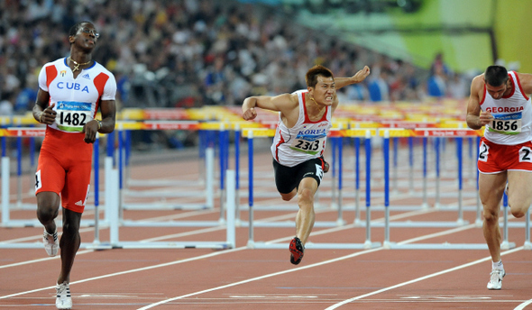 한국의 이정준(가운데)이 19일 열린 남자 110m 허들 2차 예선에서 이를 악물고 결승선에 도달하고 있다.  베이징/올림픽사진공동취재단