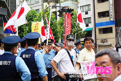 촛불문화제 행렬 전 미리 모여 항의를 하는 우익세력들_독도는 일본땅이라는 마스크를 하고 있다.  ⓒ 인터넷뉴스바이러스