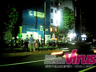 촛불문화제 행렬을 향해 항의하는 일본 우익세력들  ⓒ 인터넷뉴스바이러스