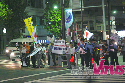 촛불행렬을 향해 항의하고 있는 일본 우익세력들과 이를 막는 일본경찰  ⓒ 인터넷뉴스바이러스