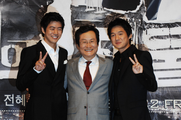 왼쪽부터 이상윤, 문성근, 송창의.