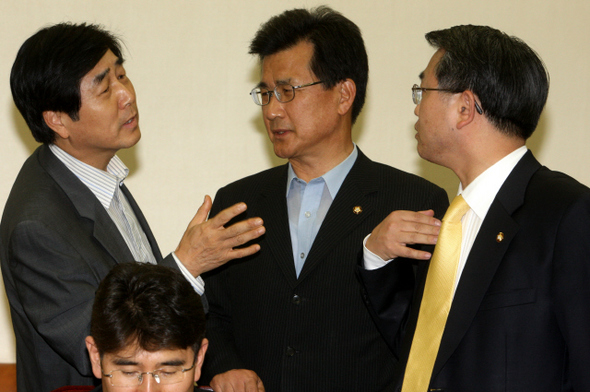 국회 가축전염병예방법개정특별위원회가 열린 21일 오후 장윤석 한나라당 간사(왼쪽부터)와 이시종 민주당 간사, 김종률 민주당 의원(오른쪽)이 의사진행 절차와 위원회 일정에 대해 논쟁을 벌이고 있다. 
 강재훈 선임기자 khan@hani.co.kr