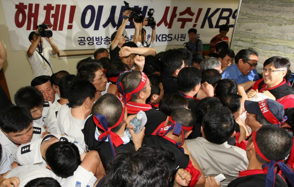  사장후보 서류심사를 위한 임시이사회가 열릴 예정인 21일 오전 서울 여의도  본관에서 이사회의장을 봉쇄하려는 노조원과 이를 막는 청원경찰들이 몸싸움을 하고 있다. 이종근 기자 root2@hani.co.kr