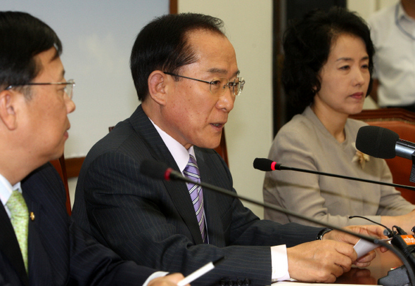 이회창 자유선진당 총재가 22일 오전 국회에서 여야 합의로 통과시킨 가축전염병예방법에 대한 법제처의 위헌론에 대해 의견을 밝히는 기자회견을 하고 있다. 강재훈 선임기자 khan@hani.co.kr