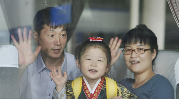 2007년 한가위 귀성길에 나선 한 가족이 서울역에서 열차에 올라 창밖으로 손을 흔들며 즐거워하고 있다. 사회가 변화해도 ‘효’는 변함없는 보편성을 지닌 윤리적 규범이라는 견해도 있다.  김봉규 기자 <A href="mailto:bong9@hani.co.kr">bong9@hani.co.kr</A> 