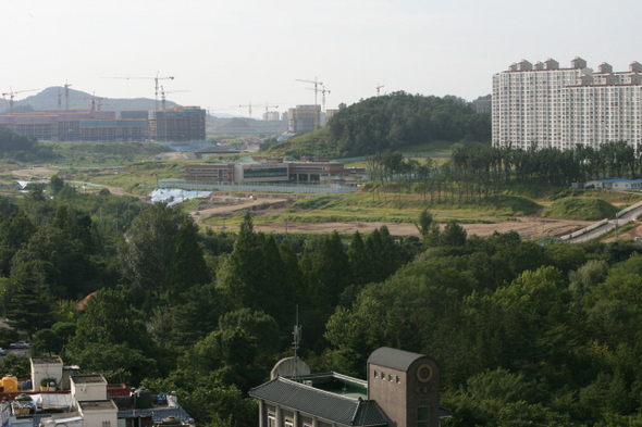 인천 검단지구와 함께 수도권 새도시로 지정된 경기 오산 세교택지개발지구에서 21일 아파트 건설 공사가 한창 진행되고 있다.  오산/박종식 기자 anaki@hani.co.kr