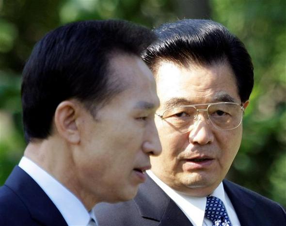 중국 정부는 외국에 대한 자국민들의 감정을 외교관계의 지렛대로 사용하곤 했다. 최근 중국 내의 반한감정이 확산되는 가운데 한국을 방문한 후진타오 중국 주석이 26일 서울 성수동 서울숲 공원에서 이명박 대통령과 함께 거닐며 이야기를 나누고 있다. AP 연합 중국 정부는 외국에 대한 자국민들의 감정을 외교관계의 지렛대로 사용하곤 했다. 최근 중국 내의 반한감정이 확산되는 가운데 한국을 방문한 후진타오 중국 주석이 26일 서울 성수동 서울숲 공원에서 이명박 대통령과 함께 거닐며 이야기를 나누고 있다. AP 연합