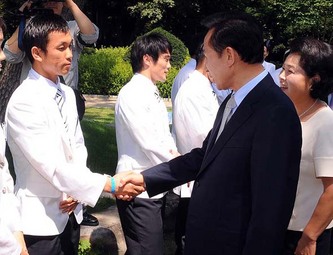 권투 백종섭 선수가 26일 청와대 녹지원에서 열린 베이징올림픽 선수단 초청 오찬에 앞서 이명박 대통령과 악수하고 있다. 청와대사진기자단