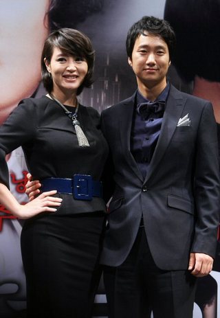 김혜수-박해일, 다정한 포즈 = 27일 오전 압구정 CGV에서 열린 영화 ‘모던보이’(감독 정지우)의 제작보고회에서 배우 김혜수(왼쪽)와 박해일이 포즈를 취하고 있다. (연합뉴스) 김혜수-박해일, 다정한 포즈 = 27일 오전 압구정 CGV에서 열린 영화 ‘모던보이’(감독 정지우)의 제작보고회에서 배우 김혜수(왼쪽)와 박해일이 포즈를 취하고 있다. (연합뉴스)