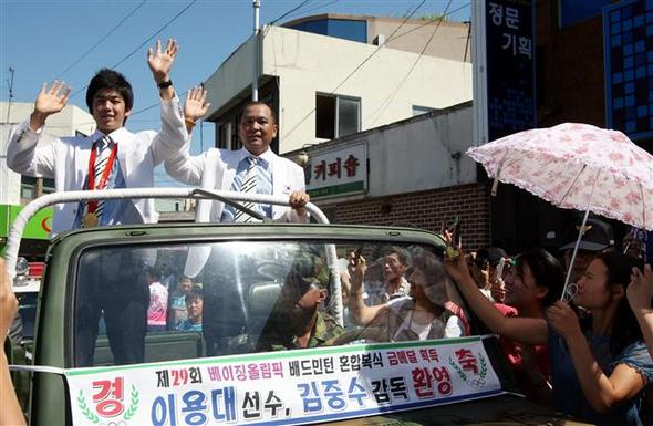 <b>‘화순의 용’ 이용대 금의환향</b>  배드민턴 혼합복식 금메달리스트 이용대가 27일 고향인 전남 화순에서 열린 카퍼레이드에서 김중수 감독과 함께 손을 흔들고 있다. 화순/연합뉴스