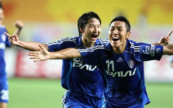 김대의(오른쪽·수원)가 31일 수원월드컵경기장에서 열린 프로축구 부산과의 경기에서 경기 종료 직전 동점골을 넣은 뒤 이천수의 축하를 받으며 기뻐하고 있다. 수원/연합뉴스 김대의(오른쪽·수원)가 31일 수원월드컵경기장에서 열린 프로축구 부산과의 경기에서 경기 종료 직전 동점골을 넣은 뒤 이천수의 축하를 받으며 기뻐하고 있다. 수원/연합뉴스