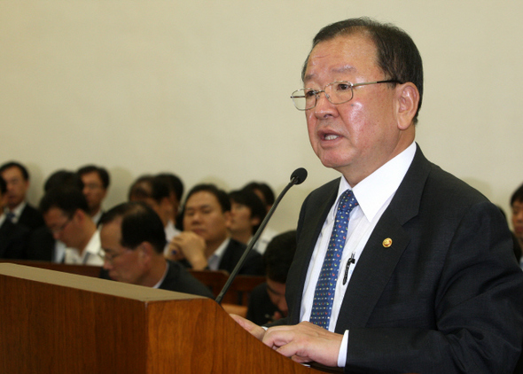강만수 기획재정부 장관이 1일 오전 국회 기획재정위원회에서 세제개편 내용을 보고하고 있다.  강재훈 선임기자  khan@hani.co.kr