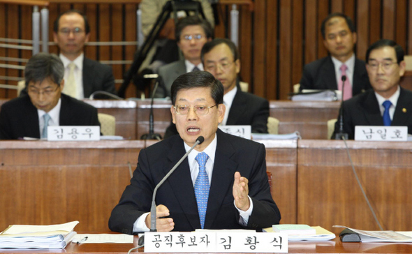 김황식 감사원장 후보자가 2일 오전 국회에서 열린 인사청문회에서 의원들의 질의에 답하고 있다. 강창광 기자 chang@hani.co.kr 김황식 감사원장 후보자가 2일 오전 국회에서 열린 인사청문회에서 의원들의 질의에 답하고 있다. 강창광 기자 chang@hani.co.kr