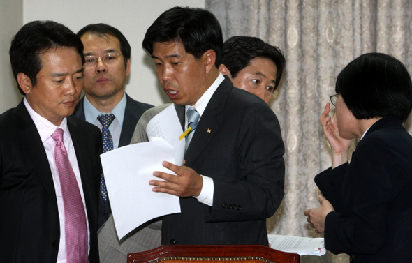 남경필 국회 ‘감사원장 임명동의에 관한 인사청문특위’ 위원장과 백원우 민주당 간사가 3일 오후 국회 의원회관에서 열린 특위에서 김황식 후보자의 심사경과보고서 작성에 대해 논의하고 있다. 뒤편에서 이야기하고 있는 이들은 유기준 한나라당 간사와 박선숙 민주당 의원(맨 오른쪽).  강재훈 선임기자 khan@hani.co.kr