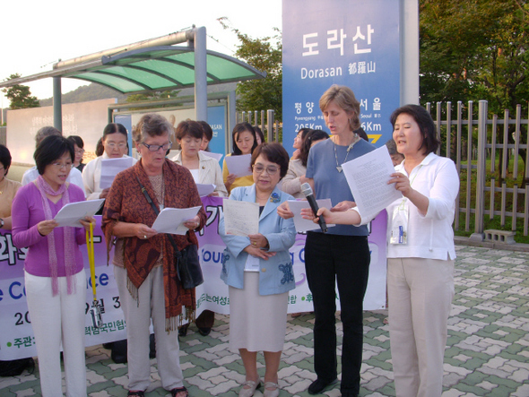 ‘동북아 여성 평화회의’ 참가자들이 지난 3일 개성공단에 다녀온 뒤 도라산역에서 동북아시아 평화 구축을 위해 6자 회담의 여성 참여를 촉구하는 ‘공동선언문’을 낭독하고 있다. 앞줄 왼쪽부터 자이옌 중국 자원활동개발센터장, 케르스틴 그레베크 평화와 자유를 위한 여성 국제연맹 대표, 시미즈 스미코 조선 여성과 연대하는 일본 부인 연락회 대표, 카린 리 전미북한위원회 사무국장, 유복님 평화를 만드는 여성회 사무국장.
평화를 만드는 여성회 제공 ‘동북아 여성 평화회의’ 참가자들이 지난 3일 개성공단에 다녀온 뒤 도라산역에서 동북아시아 평화 구축을 위해 6자 회담의 여성 참여를 촉구하는 ‘공동선언문’을 낭독하고 있다. 앞줄 왼쪽부터 자이옌 중국 자원활동개발센터장, 케르스틴 그레베크 평화와 자유를 위한 여성 국제연맹 대표, 시미즈 스미코 조선 여성과 연대하는 일본 부인 연락회 대표, 카린 리 전미북한위원회 사무국장, 유복님 평화를 만드는 여성회 사무국장.
평화를 만드는 여성회 제공