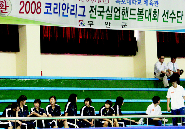 2008 다이소배 전국실업핸드볼대회가 열린 4일 전남 무안 목포대체육관에는 학교응원단을 제외한 일반관중이 거의 찾지 않아 썰렁한 분위기에서 경기가 진행됐다.   무안/연합뉴스