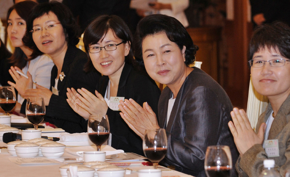 5일 청와대에서 열린 여성기자단 오찬간담회에서 김윤옥 여사와 참석한 여기자들이 청와대측 참석자들의 인사를 받으며 박수치고 있다. 청와대사진기자단