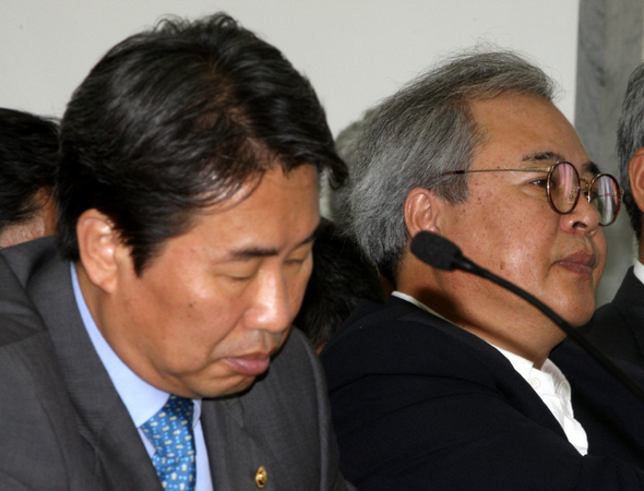 새 정부 출범 뒤 사퇴 압력을 받은 것으로 알려졌으나 사퇴를 거부한 황지우 한국예술종합학교 총장(오른쪽)이 8일 국회 문방위에 나와 신재민 문화체육관광부 제2차관과 옆 자리에 앉아 회의 진행을 바라보고 있다. 강재훈 선임기자 <A href="mailto:khan@hani.co.kr">khan@hani.co.kr</A> 새 정부 출범 뒤 사퇴 압력을 받은 것으로 알려졌으나 사퇴를 거부한 황지우 한국예술종합학교 총장(오른쪽)이 8일 국회 문방위에 나와 신재민 문화체육관광부 제2차관과 옆 자리에 앉아 회의 진행을 바라보고 있다. 강재훈 선임기자 <A href="mailto:khan@hani.co.kr">khan@hani.co.kr</A>