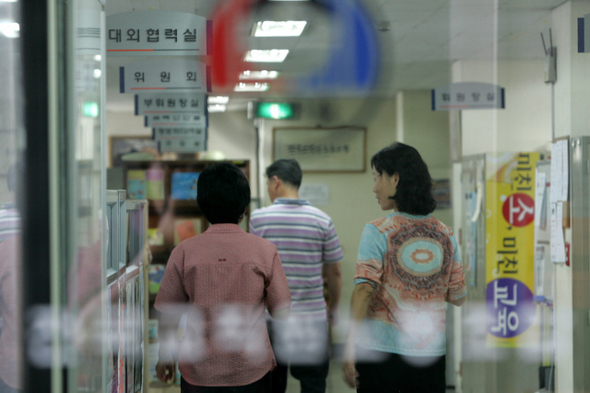 전국교직원노동조합 조합원들이 8일 오후 서울 영등포동 조합 사무실 앞 복도를 걸어가고 있다. 김명진 기자 littleprince@hani.co.kr