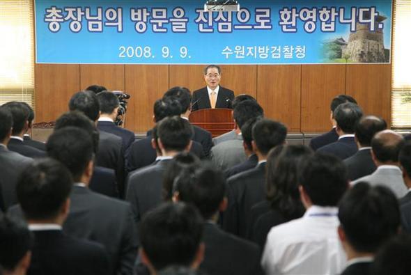 임채진 검찰총장이 9일 오전 수원지검을 방문해 검사들 앞에서 이야기하고 있다. 임 총장은 이 자리에서 사정수사 논란에 대해 “수사결과로 그 의구심이 근거 없는 것임을 보여줘야 한다”고 말했다. 수원/연합뉴스 임채진 검찰총장이 9일 오전 수원지검을 방문해 검사들 앞에서 이야기하고 있다. 임 총장은 이 자리에서 사정수사 논란에 대해 “수사결과로 그 의구심이 근거 없는 것임을 보여줘야 한다”고 말했다. 수원/연합뉴스