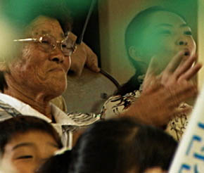 77살 할머니는 손녀딸 실업대회 경기를 보러오면서도 우황청심원을 먹었다고 한다. 할머니는 “온아가 소 두 마리 사줬는데, 온아를 위해 소를 30마리까지 늘리려면 10년 정도 더 살아야 할 텐데”라며 두 손을 모았다.