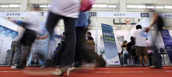 주요 기업들의 하반기 채용이 본격적으로 시작됐다. 지난 4일 서울 흑석동 중앙대학교 실내체육관에서 열린 ‘2008 취업박람회’에서 학생들이 채용 상담을 받기 위해 분주하게 움직이고 있다.  연합뉴스