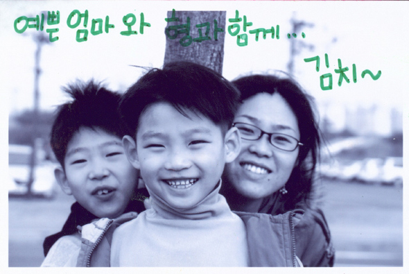 뇌사로 장기를 기증하고 떠난 오수연(오른쪽)씨가 살아생전 두 아들과 함께 웃고 있다. 
 전북대병원 제공