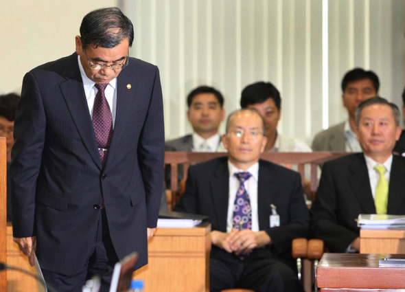 이상희 국방장관이 11일 오전 국회 국방위원회에서 국방위원들에게 인사하고 있다. 이 국방장관은 국방위원회에서 최근 북한 김정일 국방위원장의 건강 이상설 등에 대해 비공개 보고를 했다. 강창광 기자 chang@hani.co.kr