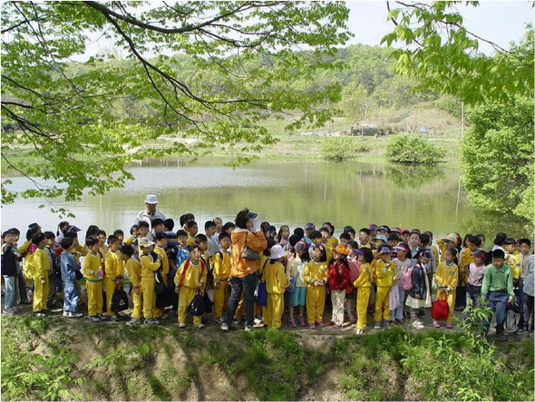 두꺼비 친구들과 시민, 어린이 등이 청주시 산남동 원흥이 방죽과 원흥이 느티나무 주변에서 생태 교육을 하고 있다.