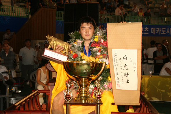 이영호가 15일 수원체육관에서 열린 2008 추석 전국 체급별장사씨름대회 백호급에서 우승한 뒤 트로피를 품에 안고 포즈를 취하고 있다. 대한씨름협회 제공 이영호가 15일 수원체육관에서 열린 2008 추석 전국 체급별장사씨름대회 백호급에서 우승한 뒤 트로피를 품에 안고 포즈를 취하고 있다. 대한씨름협회 제공