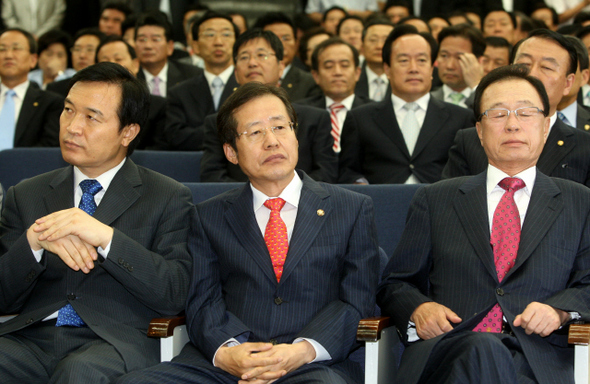 한나라당 박희태 대표(앞줄 오른쪽부터), 홍준표 원내대표, 임태희 정책위의장 등 당 지도부가 16일 오후 국회에서 ‘추경안 무산에 따른 대책과 홍준표 원내대표 거취 문제’ 등을 논의하려고 열린 의원총회에서 각기 다른 표정으로 회의 진행을 지켜보고 있다.  강재훈 선임기자 khan@hani.co.kr