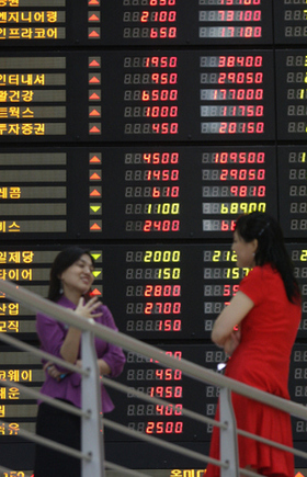 코스피지수가 전날보다 37.51 오른 1425.26으로 마감된 17일 오후 서울 여의도 증권거래소 홍보관에서 직원들이 시세표 앞에서 이야기하고 있다.  김경호 기자 <A href=”mailto:jijae@hani.co.kr”>jijae@hani.co.kr</A>