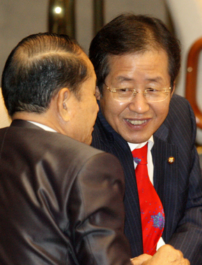 이상득 한나라당 의원이 18일 오후 국회 본회의 도중 홍준표(오른쪽) 원내대표의 자리로 찾아가 이야기하고 있다. 강재훈 선임기자 khan@hani.co.kr