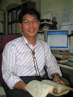 100년 전 충북으로 시간 여행을 안내하는 자료집 <100년 전 충북의 옛 모습>을 내고 있는 충북학연구소 정삼철 연구위원. 청주/오윤주 기자 <A href="mailto:sting@hani.co.kr">sting@hani.co.kr</A>