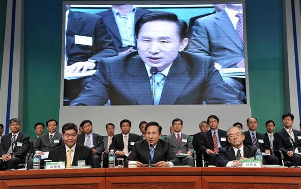 ‘신성장동력 보고대회’가 열린 22일 오전 대전 대덕연구단지 한국전자통신연구원에서 참석자들이 이명박 대통령의 인사말을 듣고 있다. 대전/청와대사진기자단