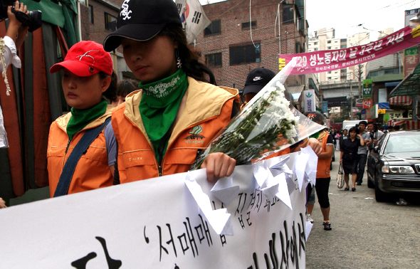 성매매 피해 여성과 시민단체 인사들로 구성된 ‘민들레 순례단‘ 회원 40여 명이 22일 오전 서울 성북구 하월곡동에 있는 성매매 집결지에서 화재로 목숨을 잃은 성매매 여성들을 위로하는 추모제를 열고 있다.   지난 17일부터 전국을 순회하며 성매매 금지 캠페인을 벌여온 순례단은23일 청계광장에서 성매매 집결지 폐쇄를 위한 집회를 연다. 이종근 기자 root2@hani.co.kr