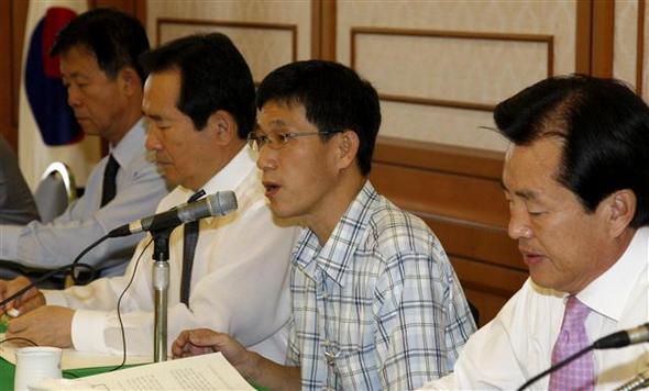 진중권 중앙대 겸임교수가 24일 국회에서 열린 제2차 민주정책포럼에서 “민주당이 서민과 중산층의 정당을 표방한다면 그 정치적 지향점이 경제정책에서 드러나야 한다”고 말하고 있다. 연합뉴스 진중권 중앙대 겸임교수가 24일 국회에서 열린 제2차 민주정책포럼에서 “민주당이 서민과 중산층의 정당을 표방한다면 그 정치적 지향점이 경제정책에서 드러나야 한다”고 말하고 있다. 연합뉴스