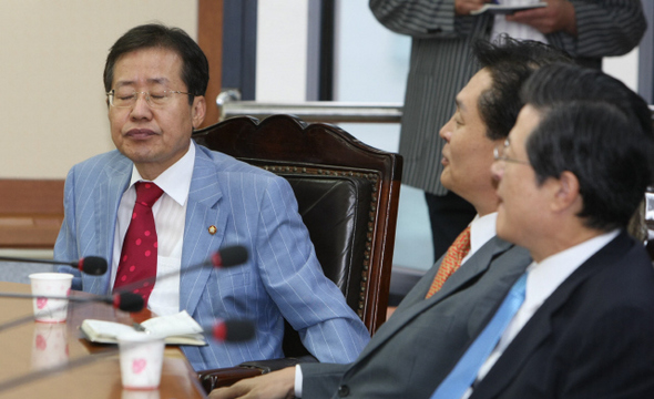 홍준표 한나라당 원내대표(왼쪽)가 24일 오전 서울 여의도 당사에서 열린 최고·중진 연석회의에서 눈을 감은 채 생각에 잠겨 있다.   박종식 기자 anaki@hani.co.kr