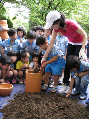 지렁이와 함께하는 환경 살리기 운동을 하고 있는 청주 충북환경운동연합이 23일 청주 상당공원에서 어린이들과 지렁이 화분을 만들고 있다.청주/오윤주 기자 <A href="mailto:sting@hani.co.kr">sting@hani.co.kr</A> 지렁이와 함께하는 환경 살리기 운동을 하고 있는 청주 충북환경운동연합이 23일 청주 상당공원에서 어린이들과 지렁이 화분을 만들고 있다.청주/오윤주 기자 <A href="mailto:sting@hani.co.kr">sting@hani.co.kr</A>