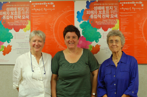 여성인권중앙지원센터가 지난 18일 연 ‘성매매 방지법 시행 4주년 기념 전문가 회의’에 참가하러 방한한 실라 제프리스 교수, 줄리 빈델 활동가, 재니스 레이먼드 교수(왼쪽부터). 
 여성인권중앙지원센터 제공