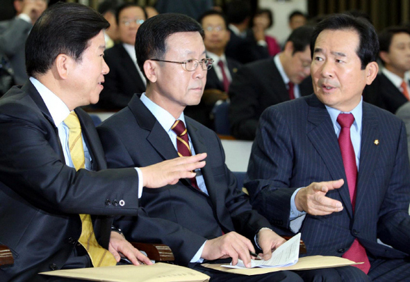 정세균 민주당 대표(오른쪽부터)와 원혜영 원내대표, 박병석 정책위의장이 2일 오전 국회에서 열린 의원총회에서 이야기하고 있다. 강창광 기자 chang@hani.co.kr